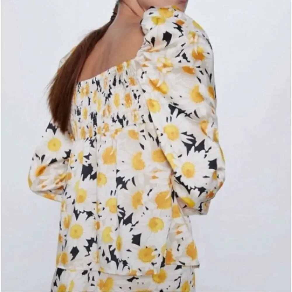 Zara Daisy Pattern Peasant Blouse Floral V Neck Puff‎ Sleeves Size S